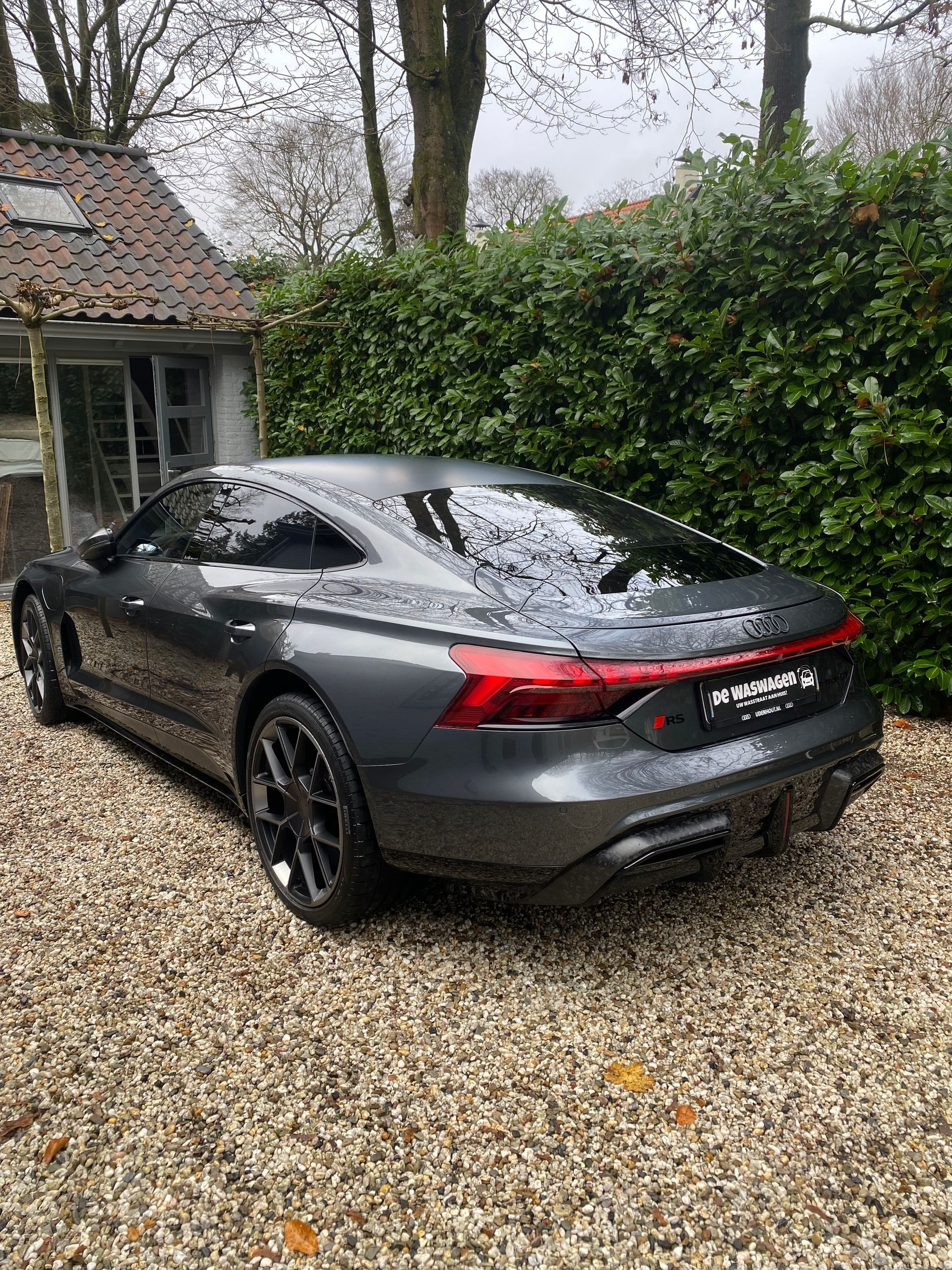 Exclusieve autoverzorging voor particulieren en bedrijven door Dewaswagen