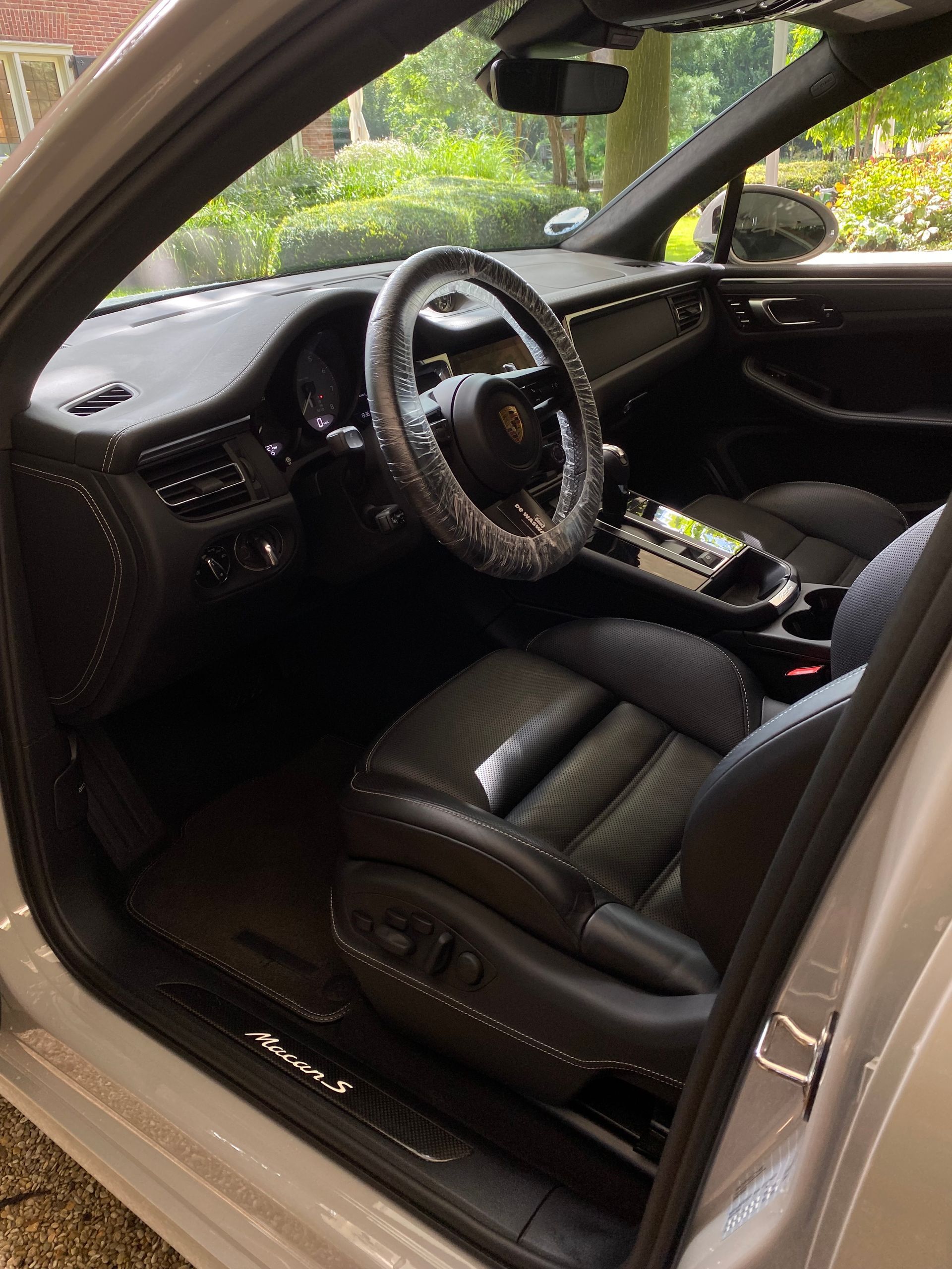 Exclusieve autoverzorging voor particulieren en bedrijven door Dewaswagen