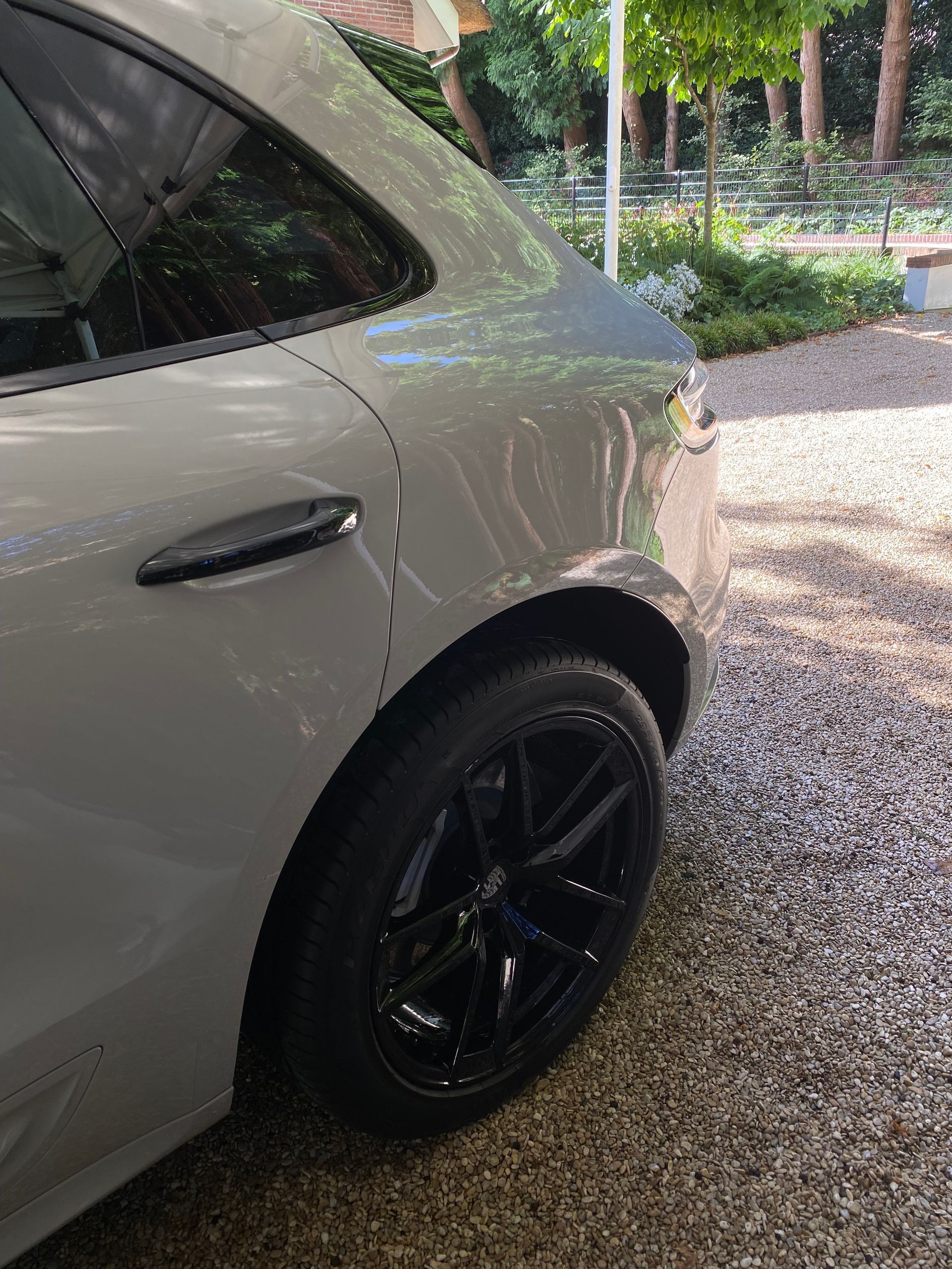 Exclusieve autoverzorging voor particulieren en bedrijven door Dewaswagen