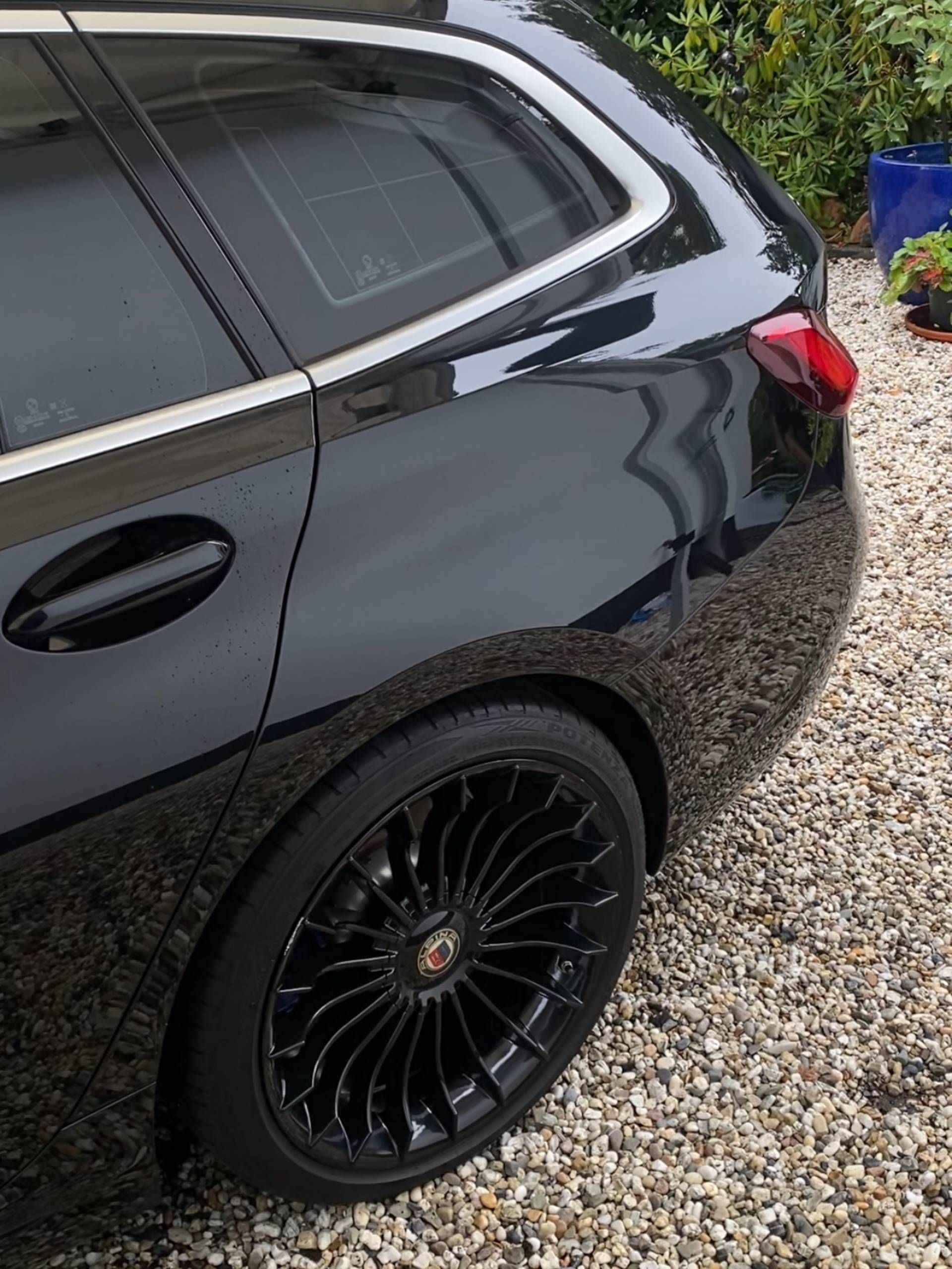 Exclusieve autoverzorging voor particulieren en bedrijven door Dewaswagen