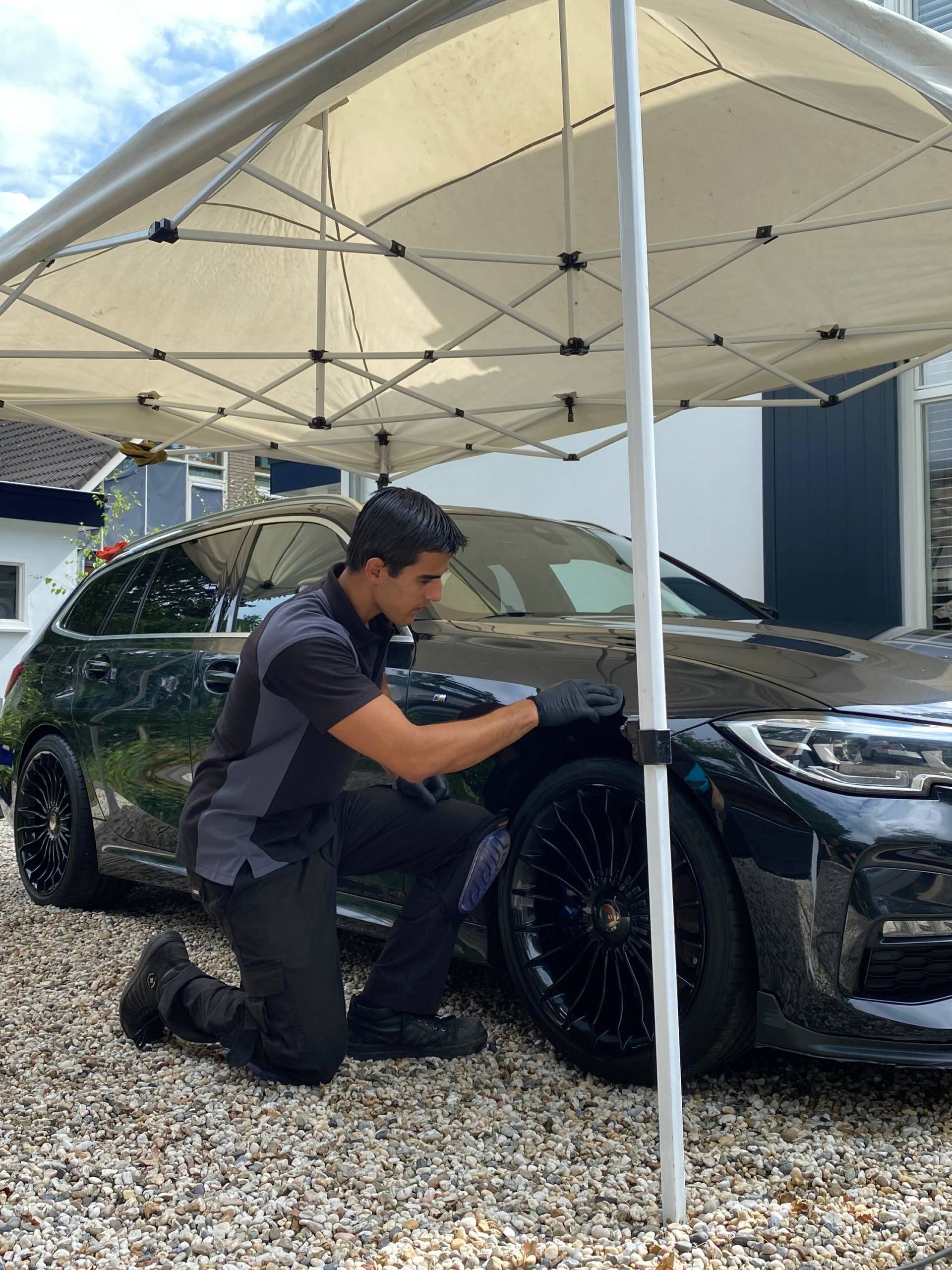 Exclusieve autoverzorging voor particulieren en bedrijven door Dewaswagen
