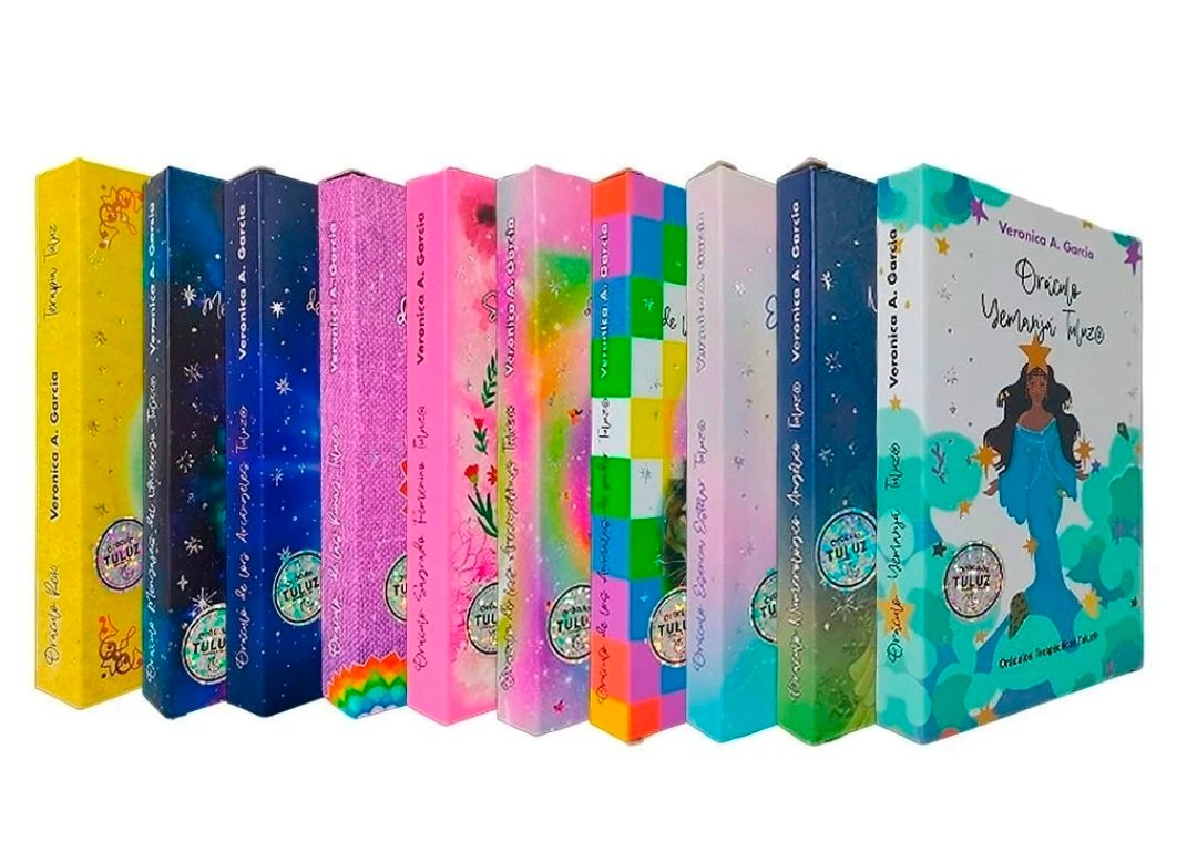 Fila colorida de lomos de libros geométricos y brillantes dispuestos en una secuencia similar a un arcoíris.