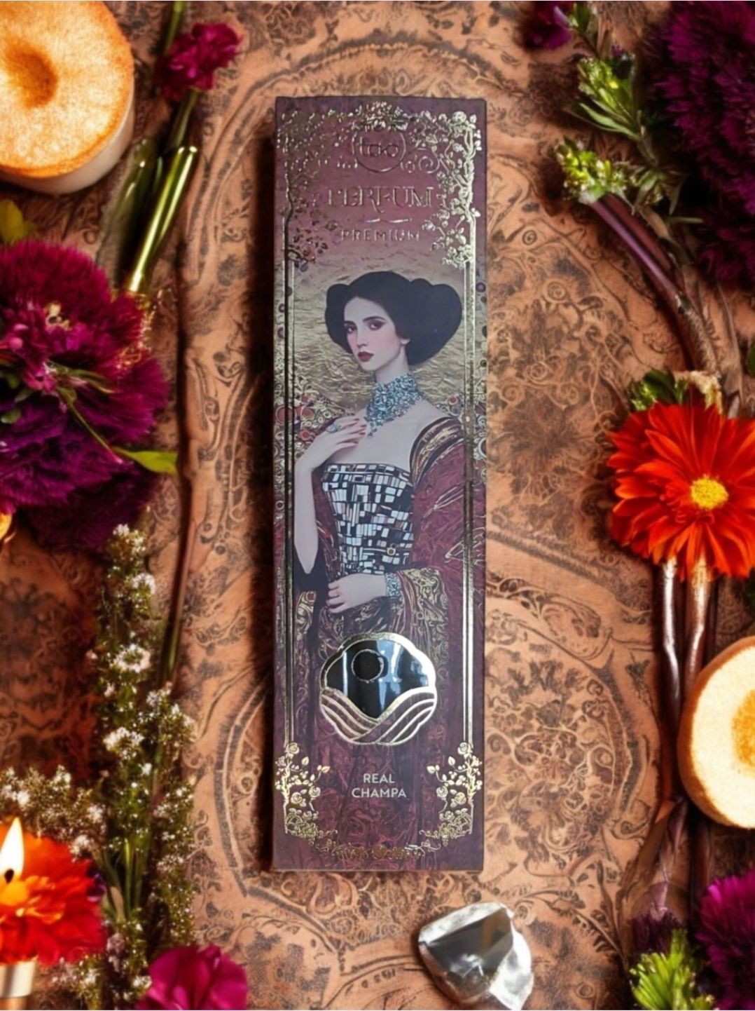 Estampado decorativo vintage de una mujer con un vestido rojo sobre un fondo granate con detalles dorados.