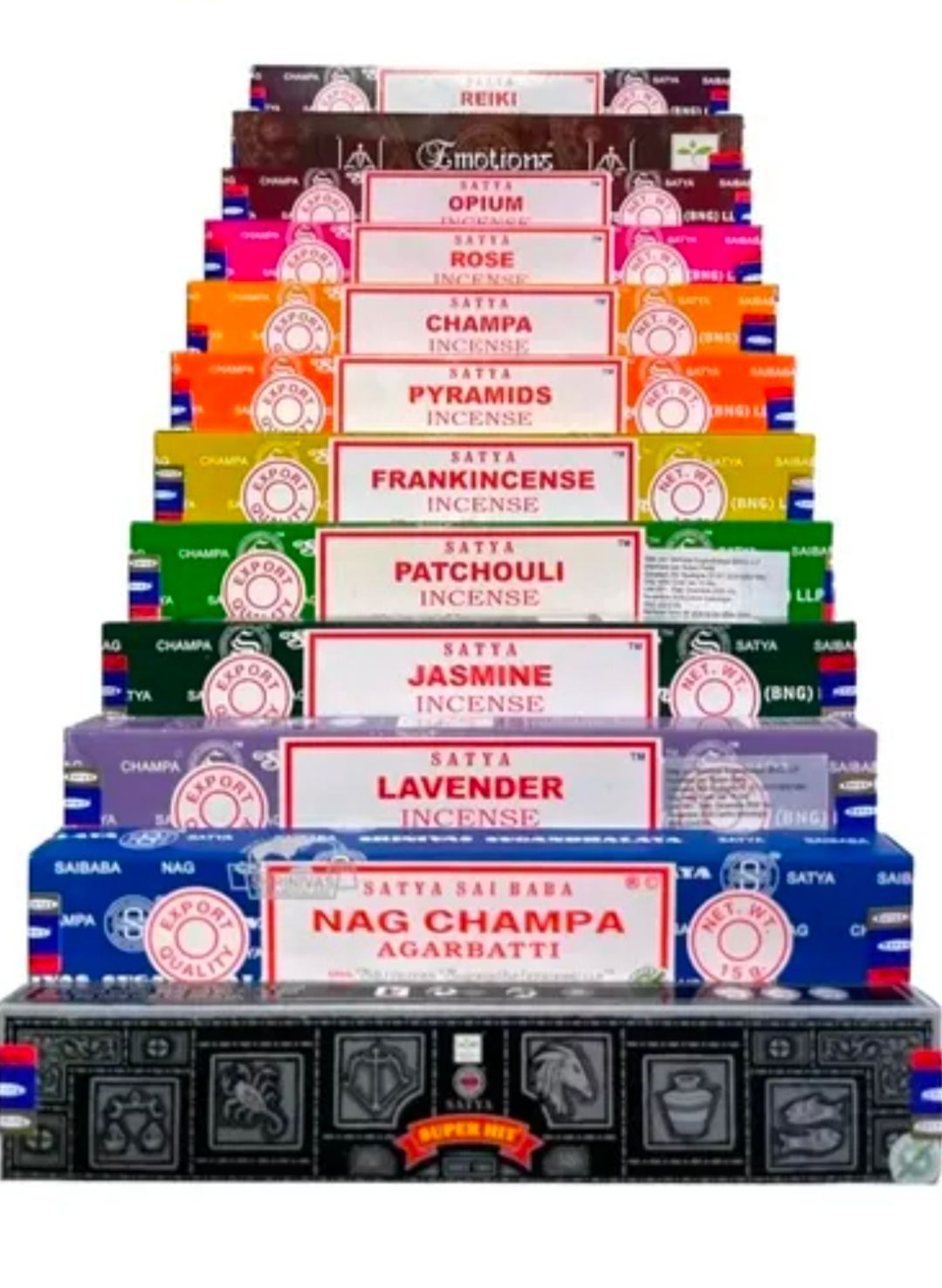 Cajas coloridas apiladas con varitas de incienso surtidas, dispuestas en forma de pirámide.