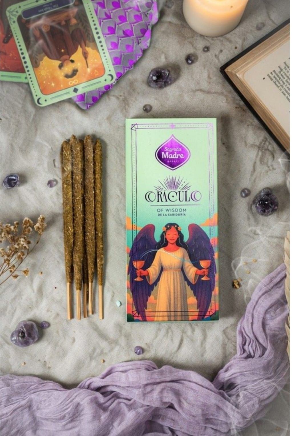 Varitas de incienso junto a una caja verde de CYCLO con la ilustración de una figura meditando.