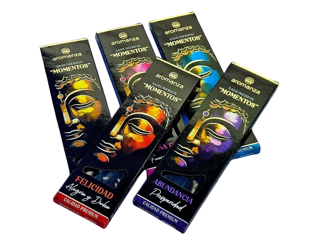 Surtido de tubos cosméticos de colores con diseños estilizados de ojos y rostros sobre un fondo blanco.