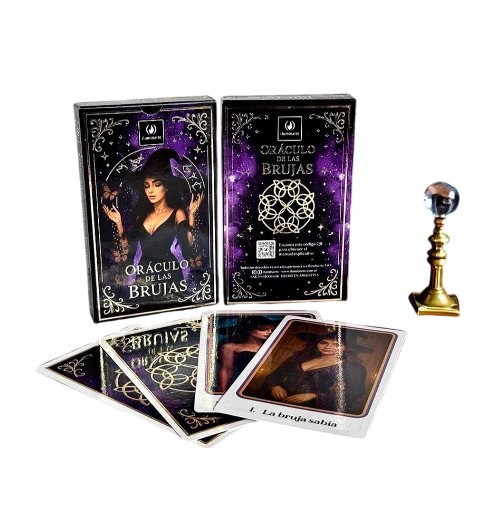 Caja negra para baraja de tarot, cartas extendidas y figura de latón sobre fondo blanco.