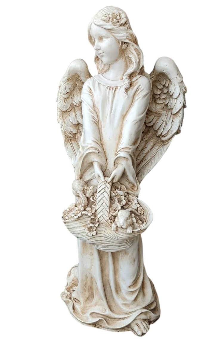 Estatua de un ángel blanco que sostiene una cesta de flores, con alas y túnicas ondeantes.