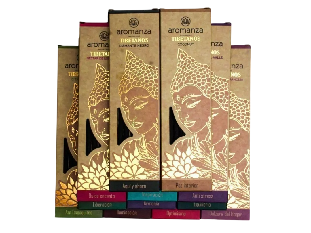 Cajas de incienso de aromaterapia surtidas, doradas y marrones, con motivos florales, apiladas unas junto a otras.