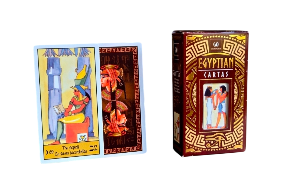 Tarjetas con temática egipcia en caja, con coloridas portadas ilustradas sobre un fondo blanco.