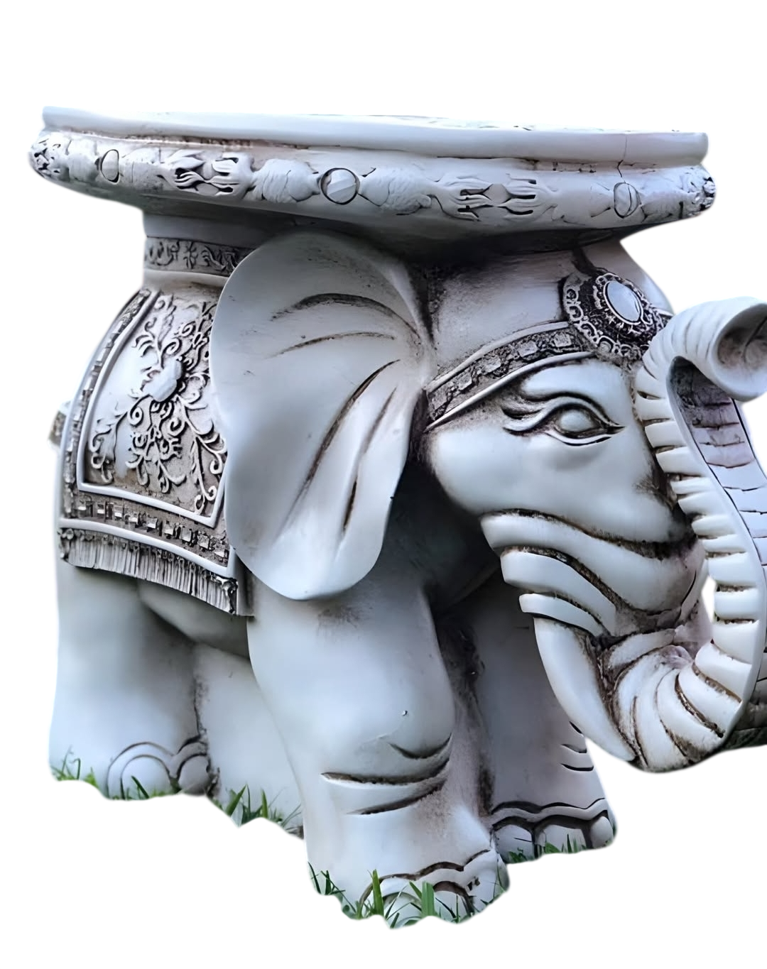 Taburete blanco tallado con forma de elefante, con tapa plana, decorado con elaborados motivos y patas con puntas verdes.