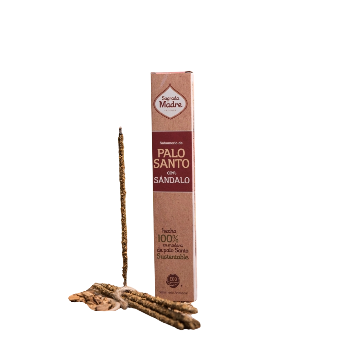 Caja rosa con varitas de incienso de palo santo y sándalo, con varitas sueltas en la parte delantera.