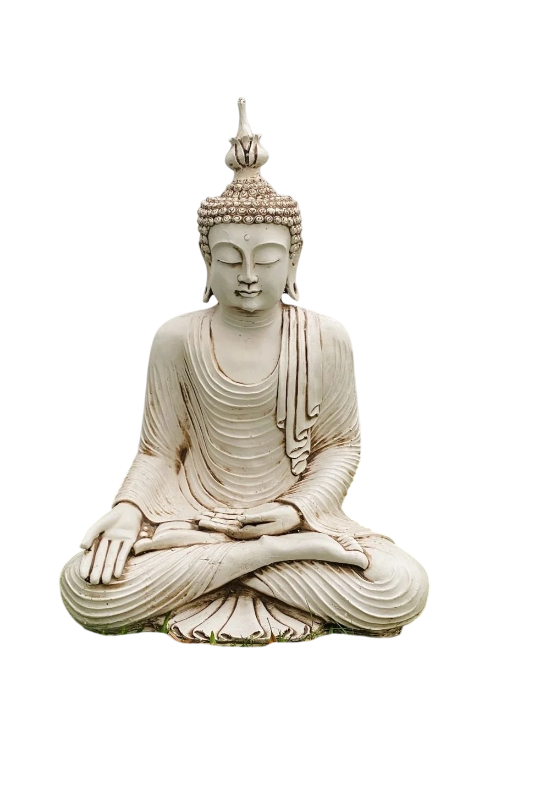 Estatua de Buda sentado en piedra pálida con expresión serena sobre un fondo blanco.