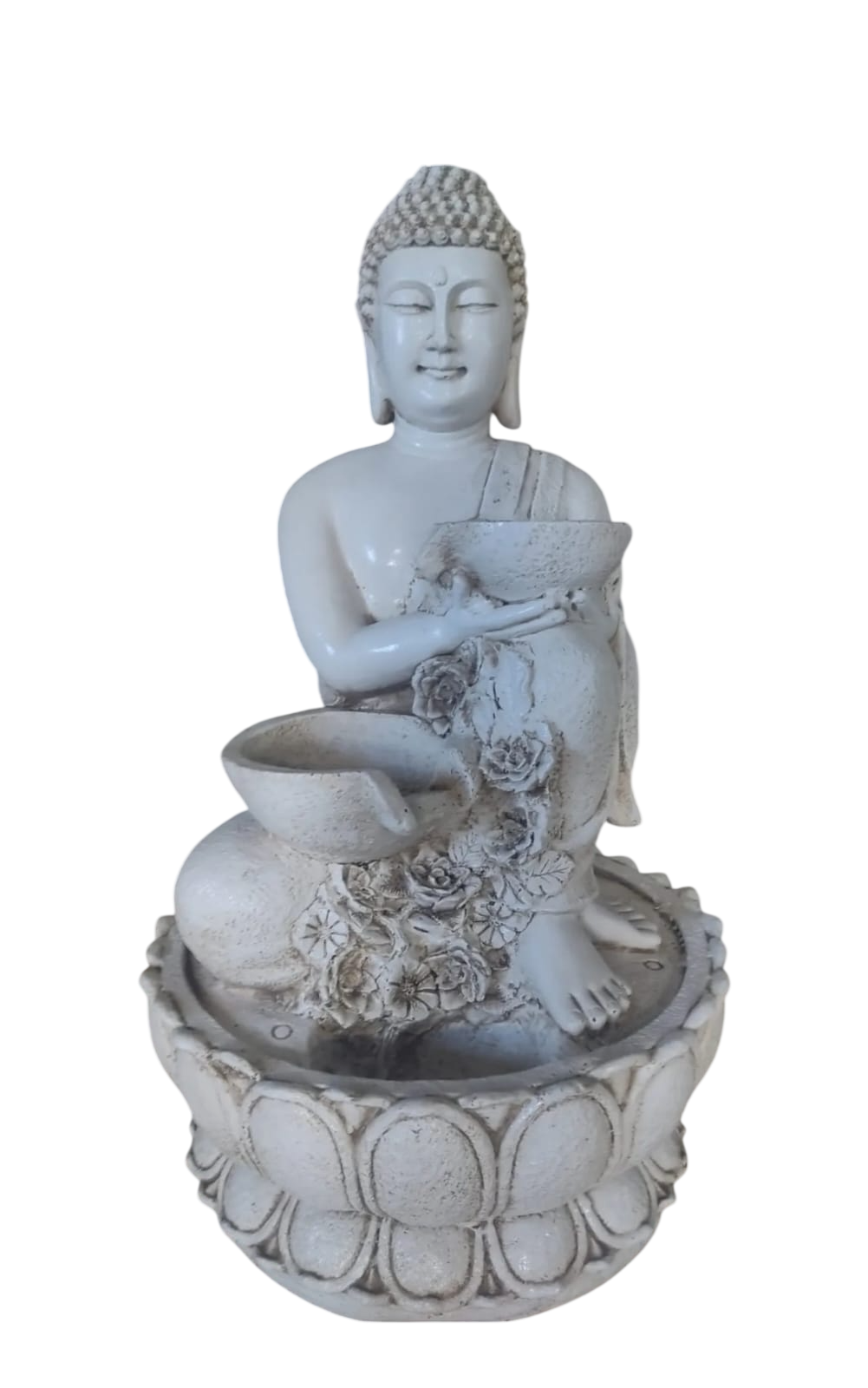 Estatua de Buda blanco sentado en meditación junto a un pequeño cuenco sobre un pedestal decorativo.