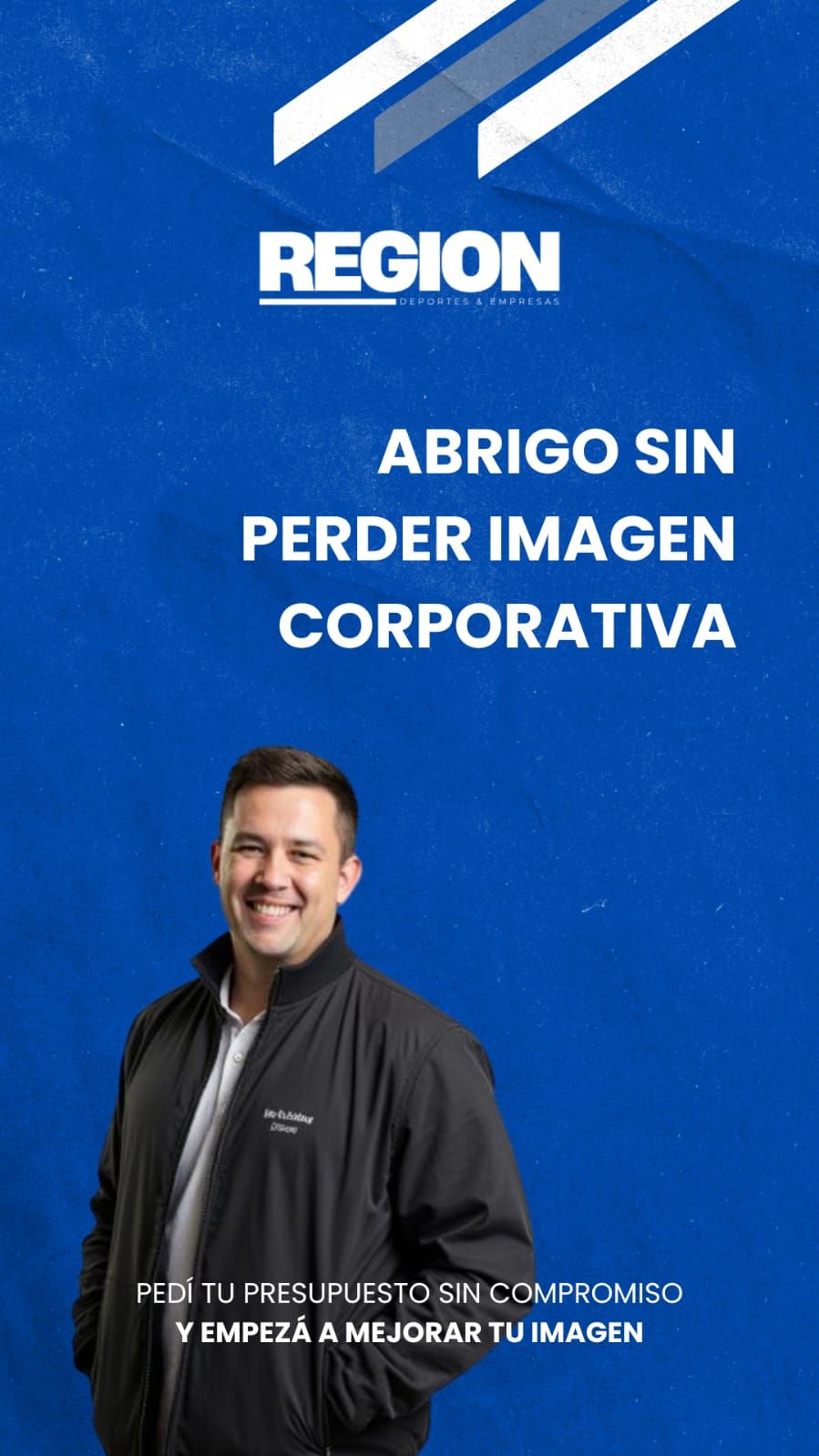 Hombre sonriente con chaqueta negra ante fondo azul con logo REGION y texto “ABRIGO SIN PERDER IMAGEN CORPORATIVA”