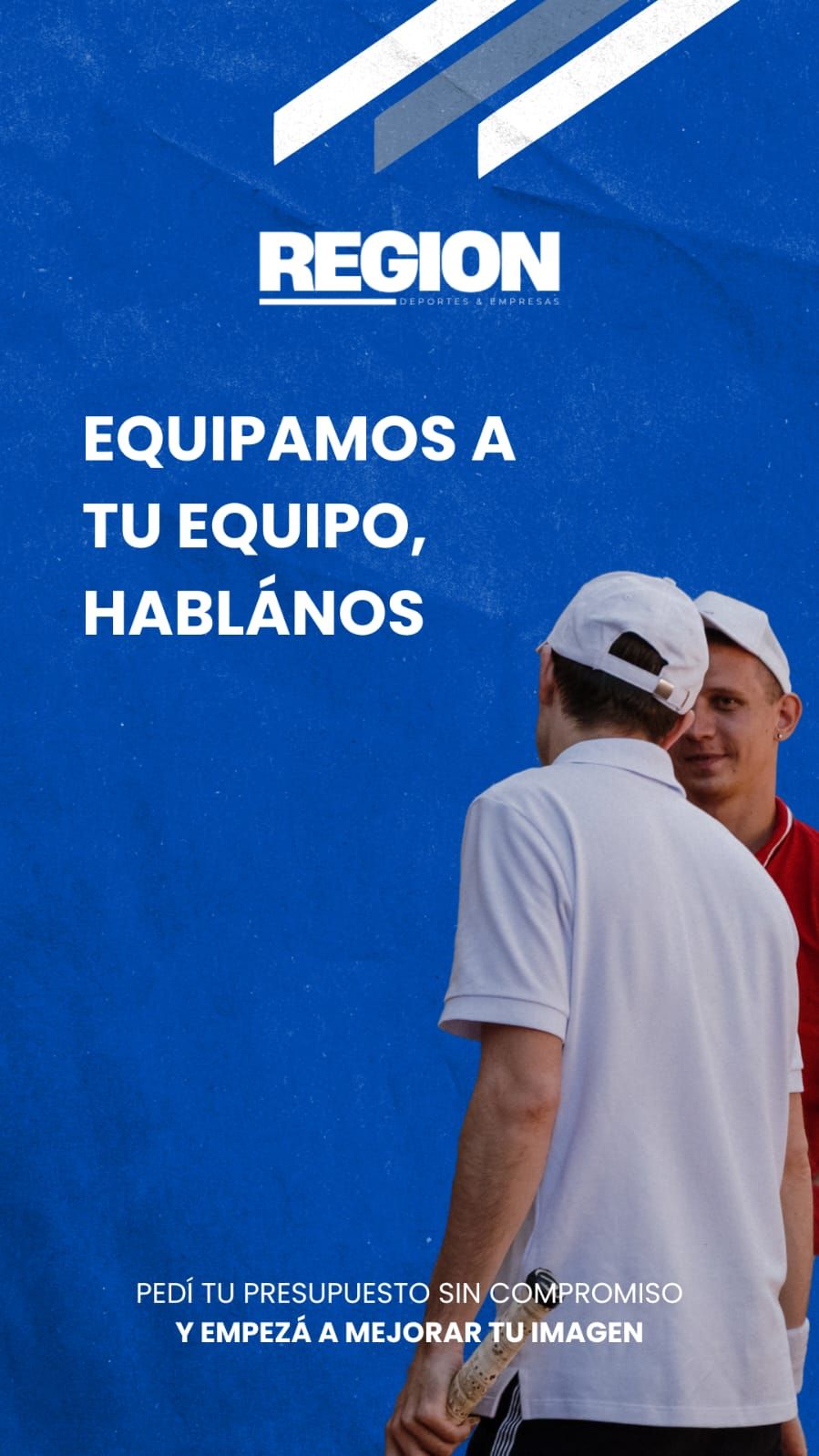 Cartel promocional azul con el logotipo de REGION y dos hombres con camisas y gorras blancas