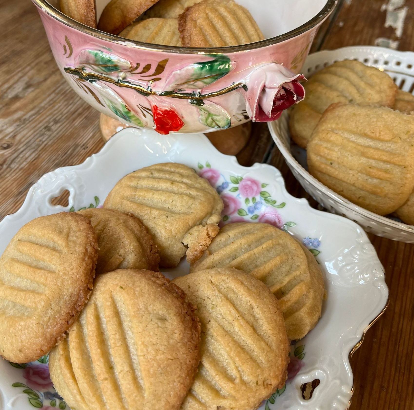Zandkoekjes
Voor deze zandkoekjes heb je nodig:
225 gram roomboter
150 gram basterdsuiker
schil van een lemon
1 eidooier
185 gram bloem
0.5 tl zout
Hoe verder:
- mix de roomboter met de suiker
- voeg de eidooier toe en mix
- voeg de bloem, zout en schil van de lemon toe en mix totdat er een deegbal ontstaat
- maak ongeveer 25 bolletje van de deegbal en laat minimaal 2 uur rusten in de koelkast
- leg de balletjes op met bakpapier bedekte bakplaat en druk de bolletjes plat met een vork
- bak de koekjes 18 minuten in een voorverwarmde oven van 175 graden Celsius
- Laat de koekjes op de bakplaat even rusten, als je ze uit de oven haalt
Eet smakelijk!