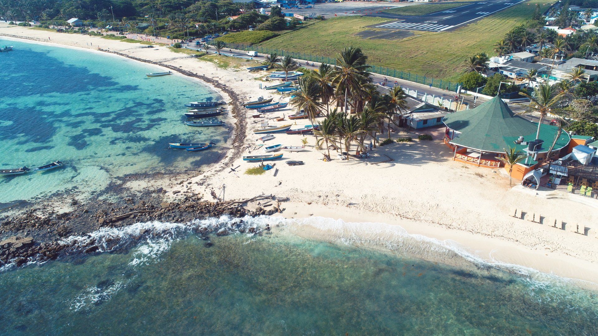 Habitación con cama doble, escritorio y balcón con vista al mar en hotel en San Andrés.
