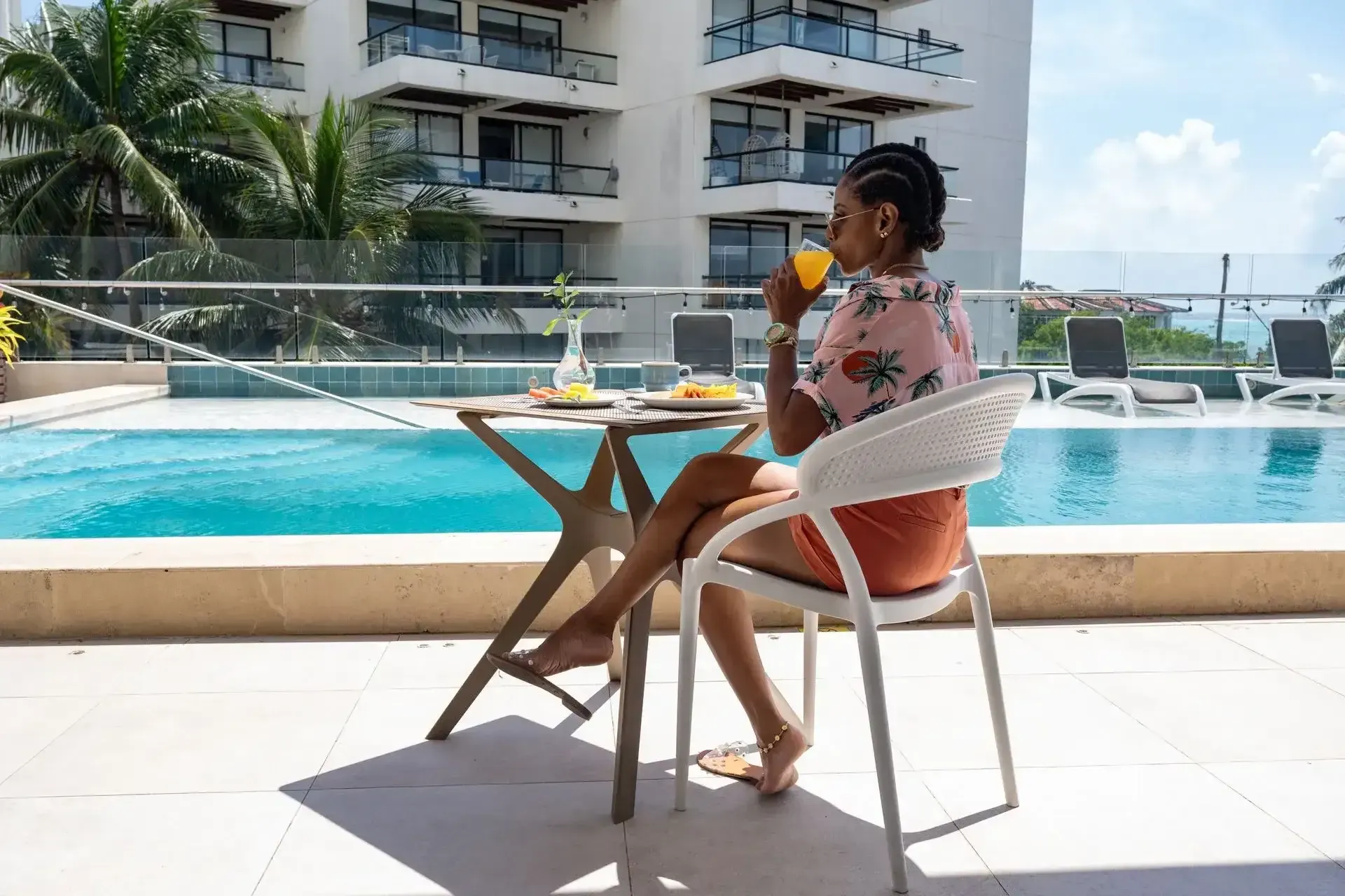 Terraza junto a la piscina en Samawi Hotel, hotel con piscina en San Andrés para una estadía sin complicaciones.