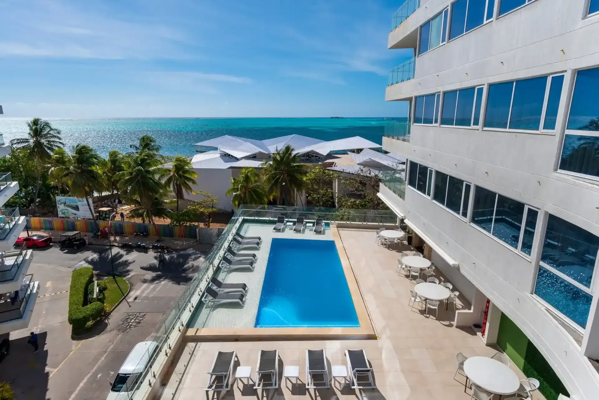 Vista aérea de la piscina de Samawi Hotel San Andrés, hotel en San Andrés cerca de zonas turísticas y playa.