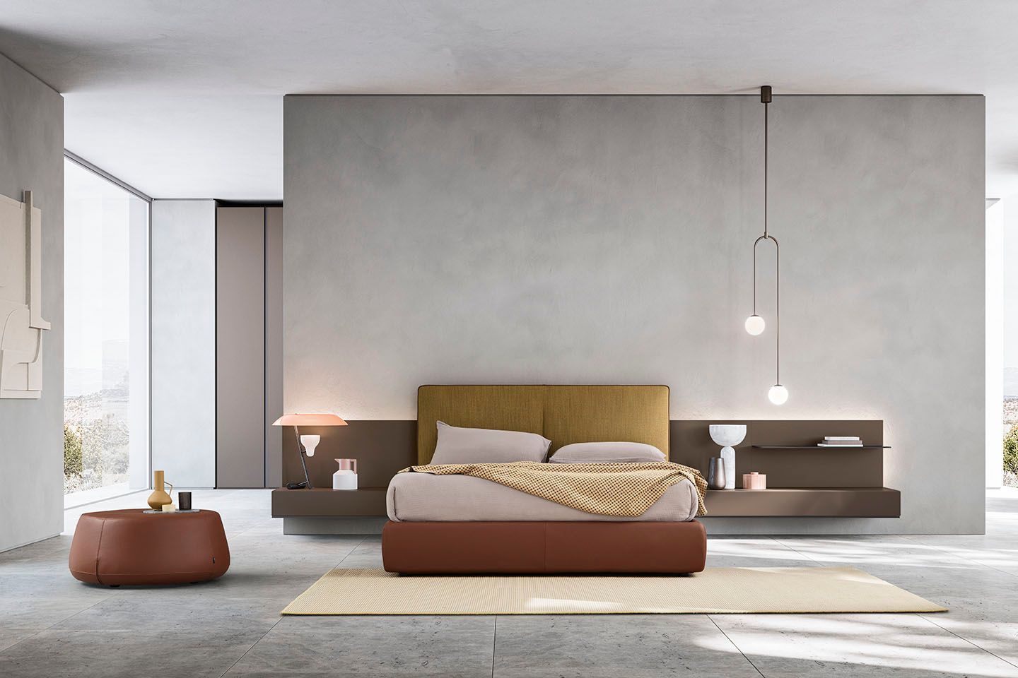 Camera da letto moderna con letto, comodini sospesi e opere d'arte astratte. Dominano i toni della terra.