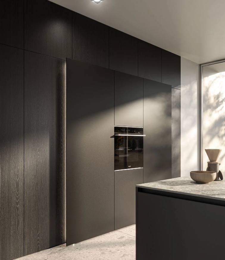 Cucina moderna e scura con forno incorporato, mobili in legno scuro e piano di lavoro.