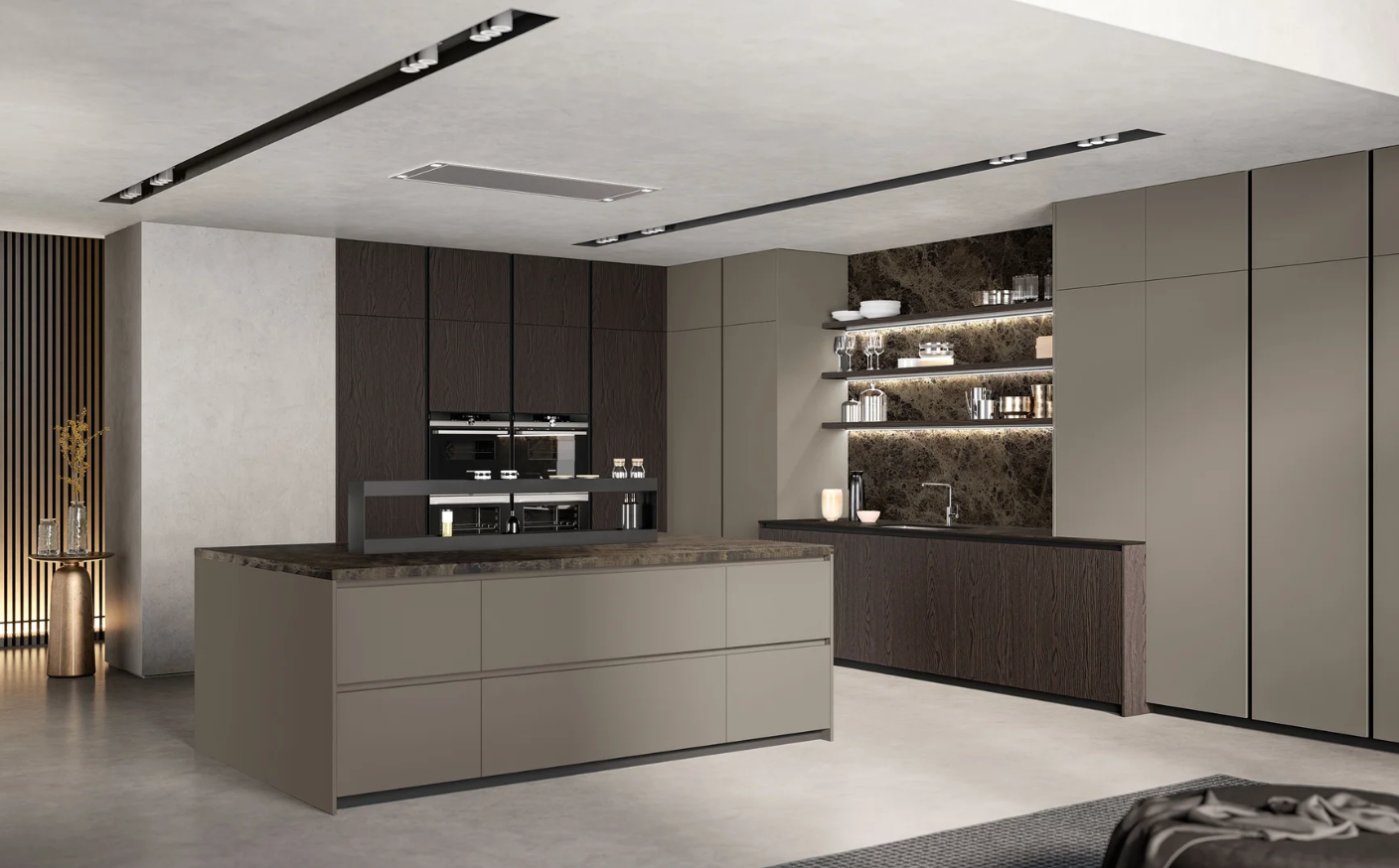 Cucina moderna con isola, mobili scuri, ripiani a vista e illuminazione da incasso.