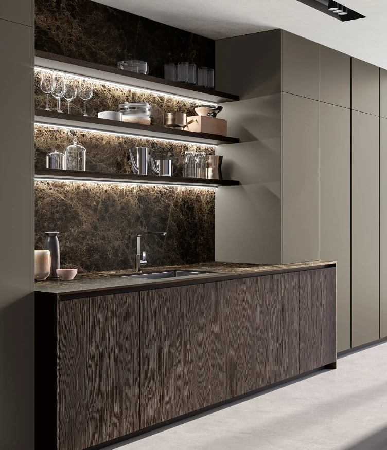 Moderna zona bar in cucina con mobili in legno scuro, paraschizzi in pietra e ripiani illuminati.