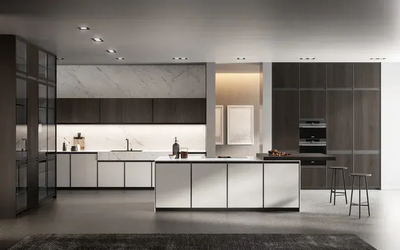 Cucina moderna con mobili in legno bianco e scuro e isola centrale.