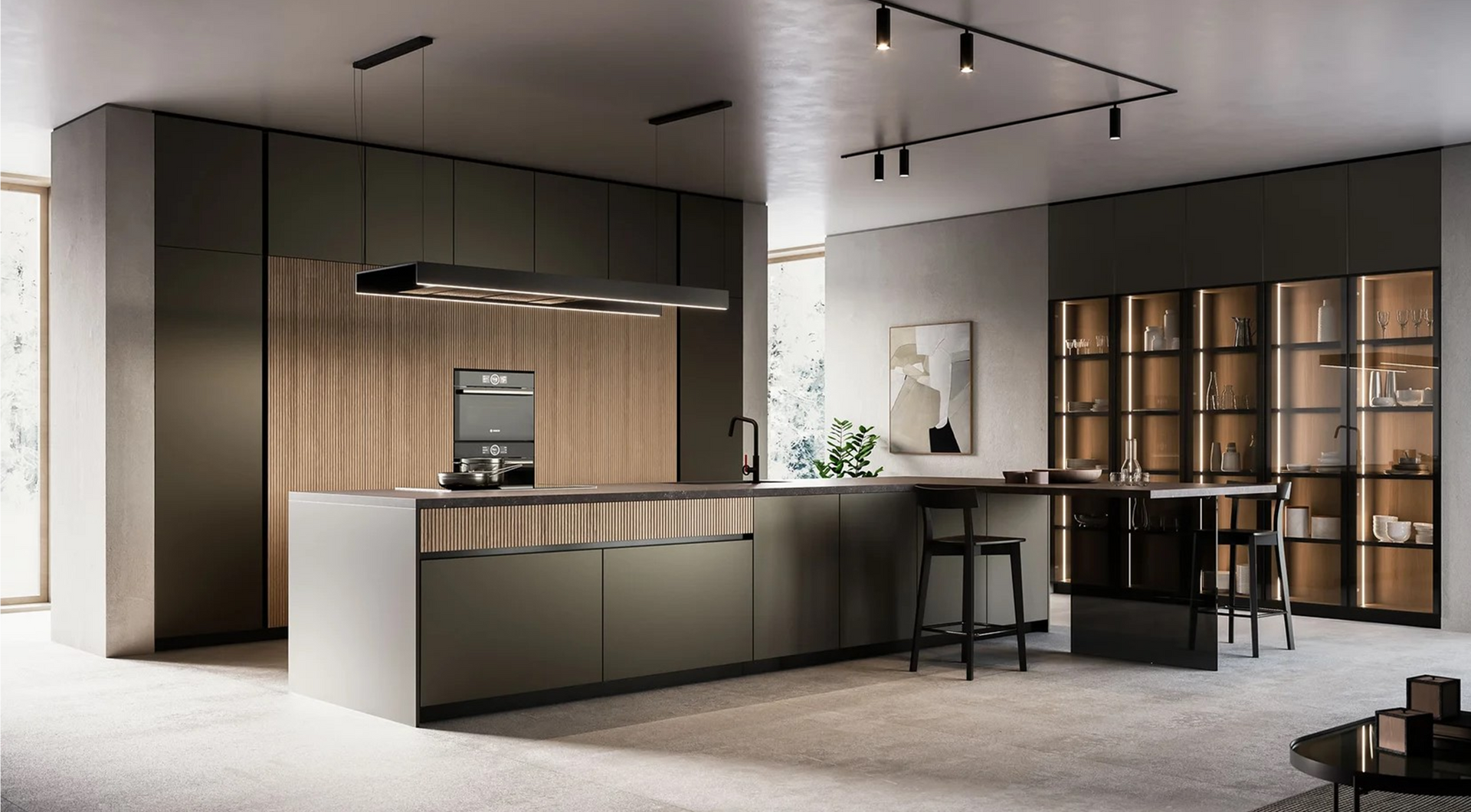 Cucina moderna con mobili verde oliva, isola in acciaio inossidabile, dettagli in legno e illuminazione a binario.