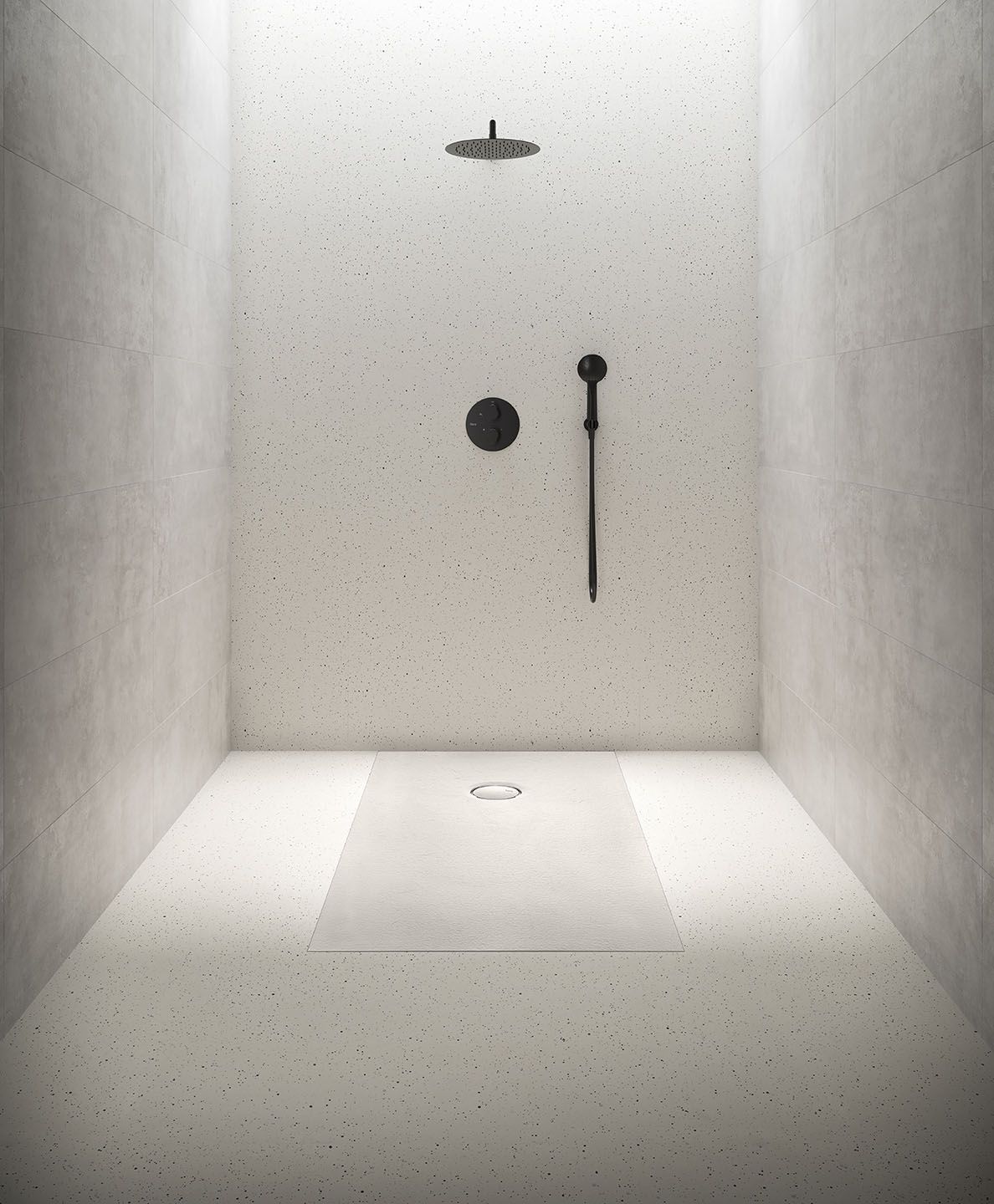 Ein Badezimmer mit Dusche und schwarzem Duschkopf.