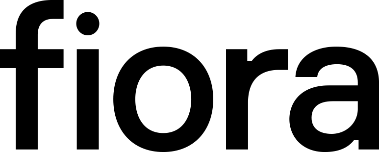 Das Wort „Fiora“ ist in Schwarz auf weißem Hintergrund geschrieben.