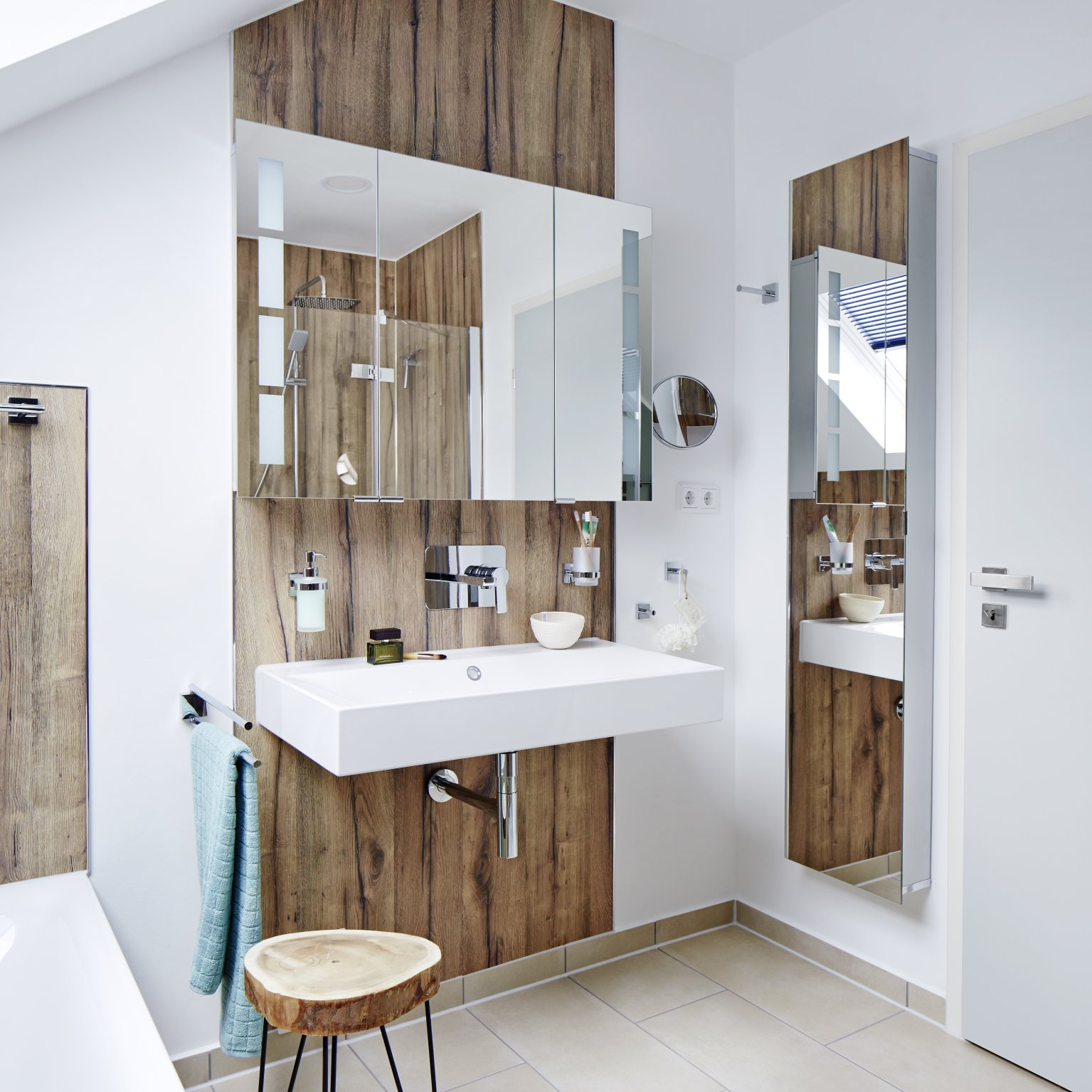 Ein Badezimmer mit Waschbecken und Spiegel an der Wand