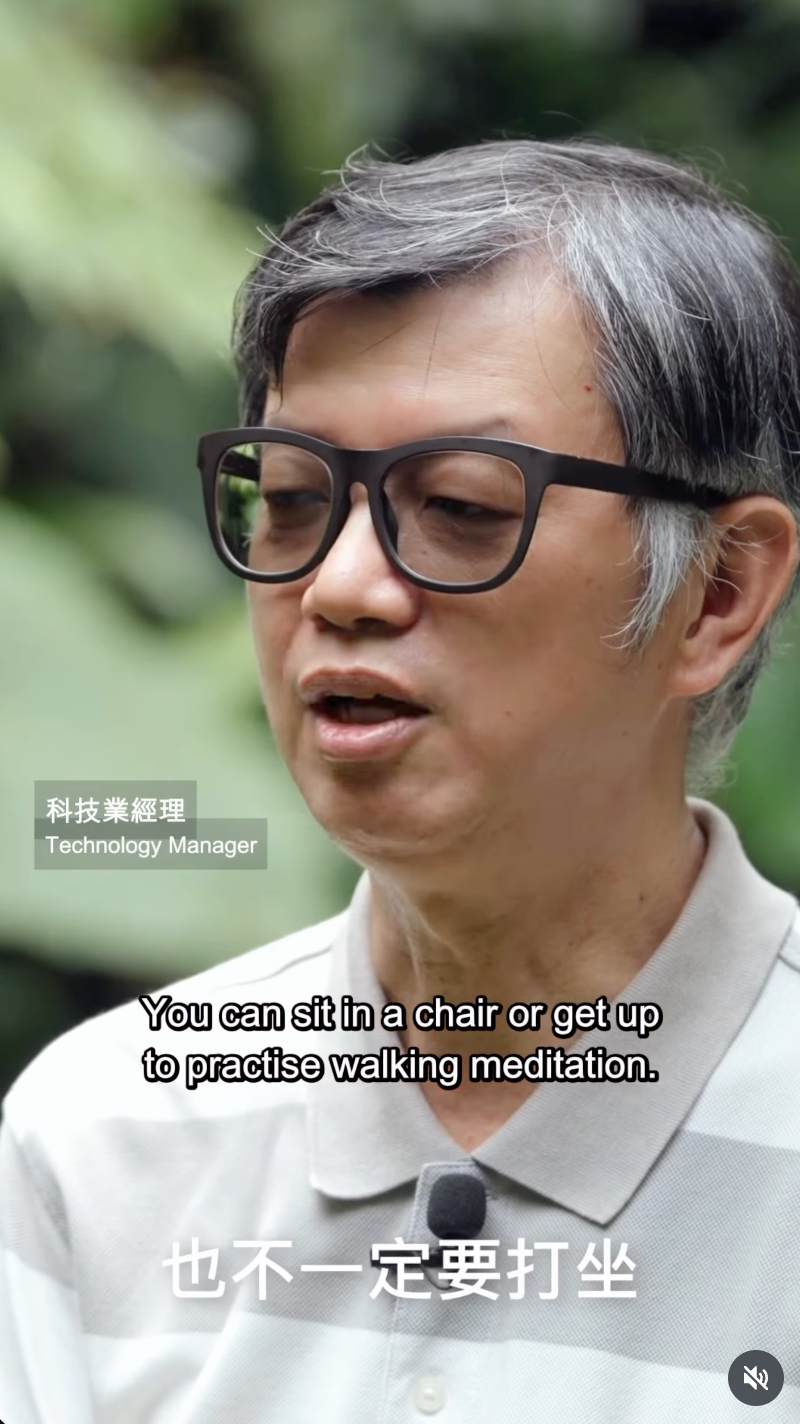 正念動中禪禪七內觀真實學員訪談,一位戴眼鏡的科技業經理在戶外分享九天禪修心得,談到放下對結果的期待,以及透過手部動作與經行培養覺察的個人體驗。