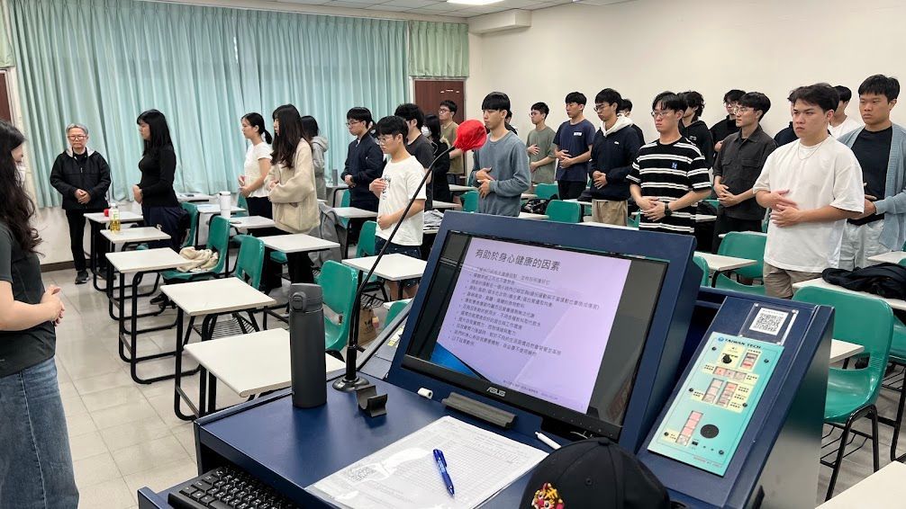 台科大學生進行覺察力課程練習 正念動中禪