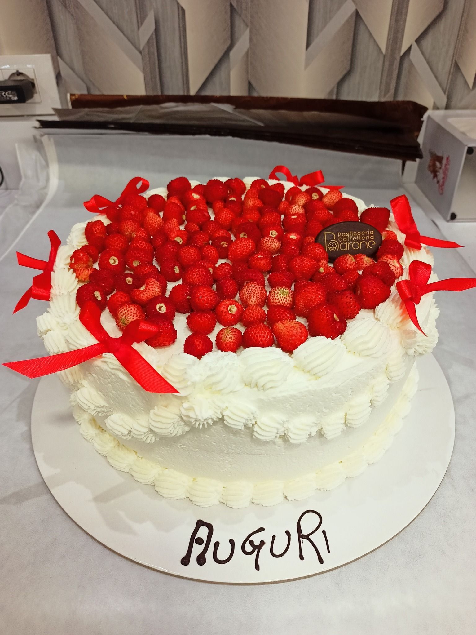 Torta con glassa bianca e nastri rossi
