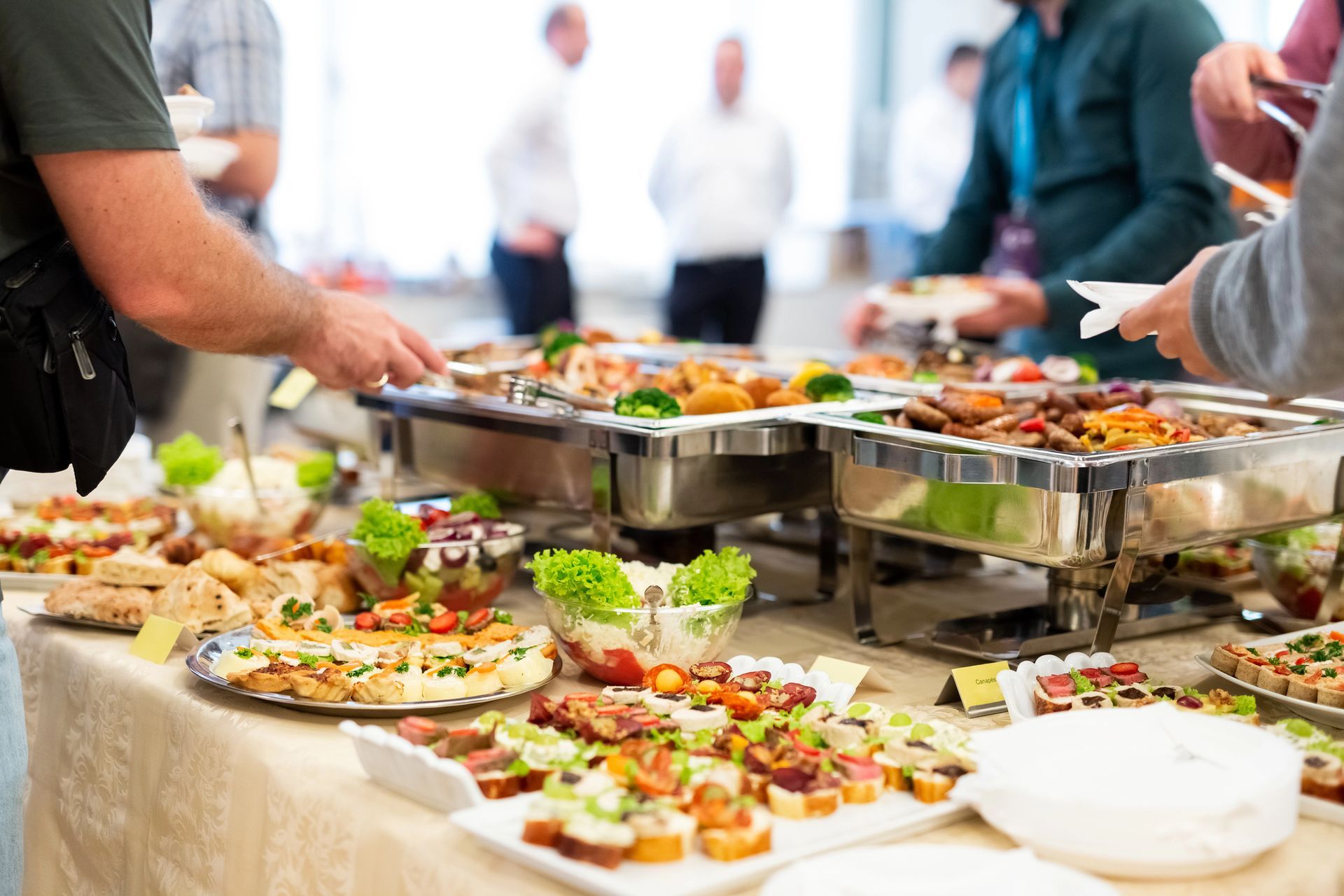 Persone che si servono da un tavolo da buffet