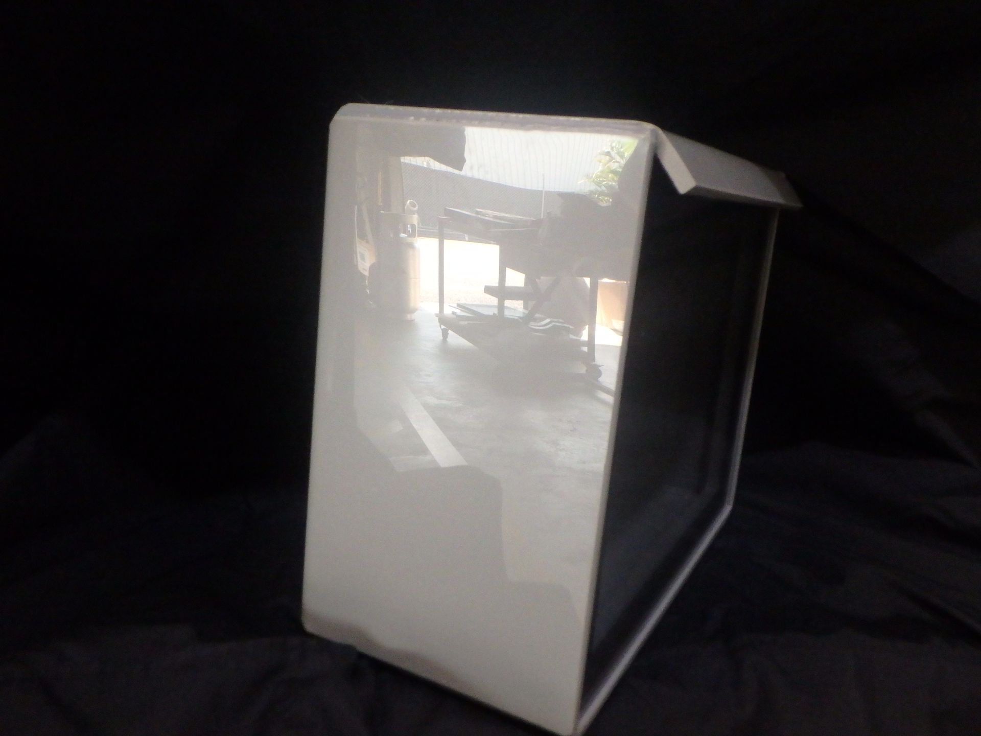 White computer tower case on a dark background, shown at an angle with a glossy front panel. — Advanced Poly in Darwin, NT — Advanced Poly in Darwin, NT 
