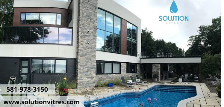Complexe d'appartements moderne avec piscine, balcons vitrés et enseigne « Solution ».
