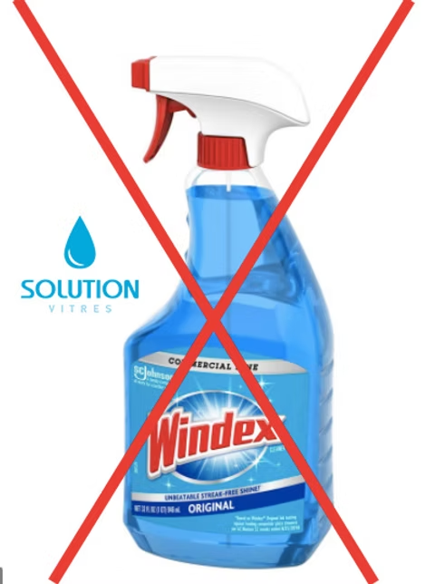 Flacon vaporisateur Windex avec une croix rouge dessus, indiquant de ne pas utiliser ce produit.