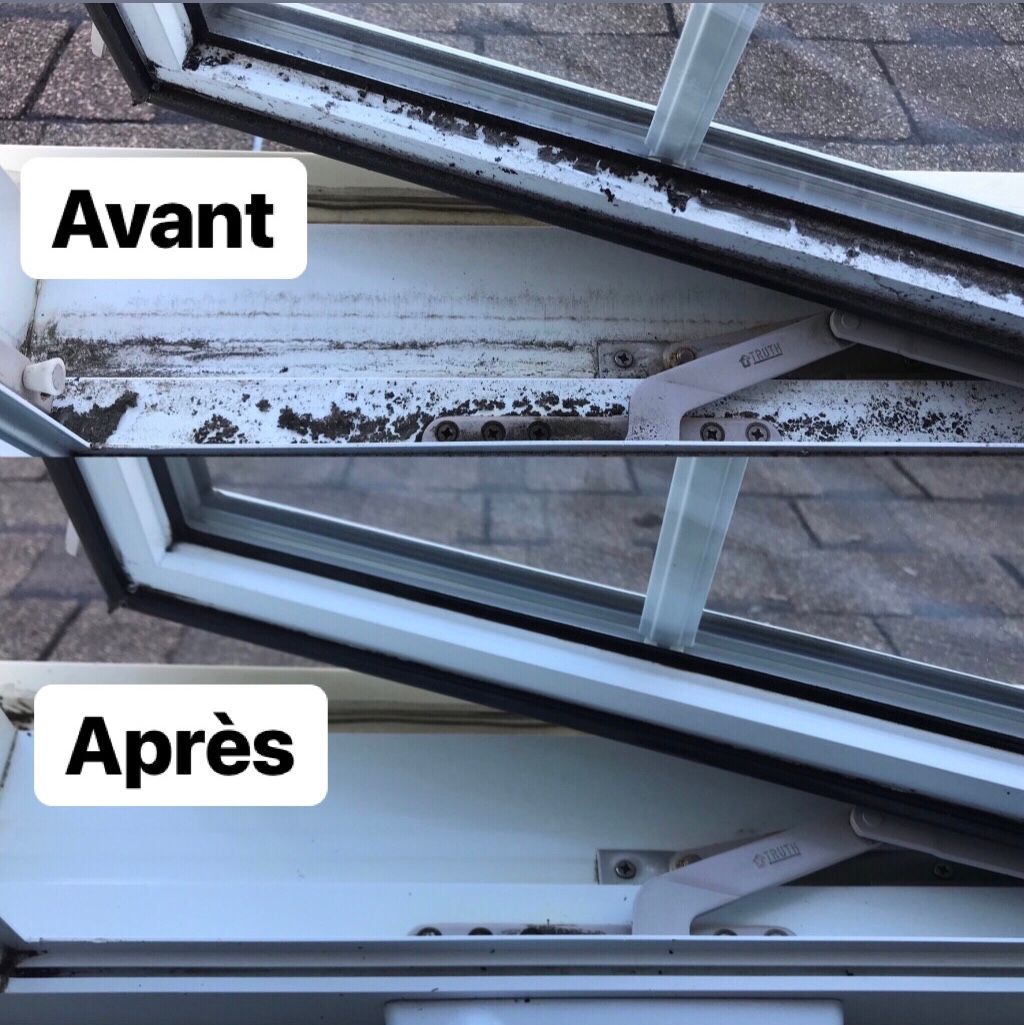 Fenêtre de toit avant/après, avec saleté nettoyée sur le cadre blanc.