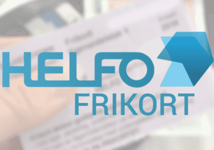 En person holder et helfo frikort