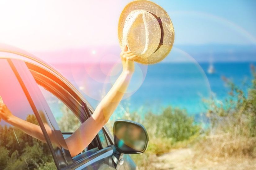 Persona in macchina con cappello fuori dal finestrino