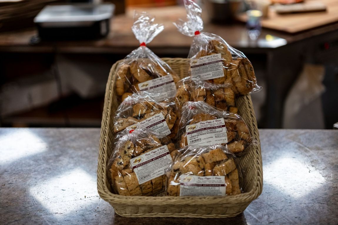 Cesto di prodotti da forno confezionati sul bancone di una panetteria