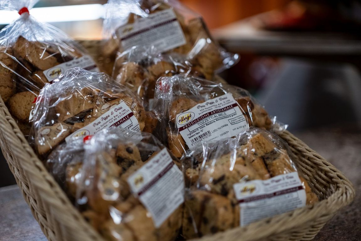 Cestino di prodotti da forno confezionati in sacchetti di plastica trasparenti su un tavolo