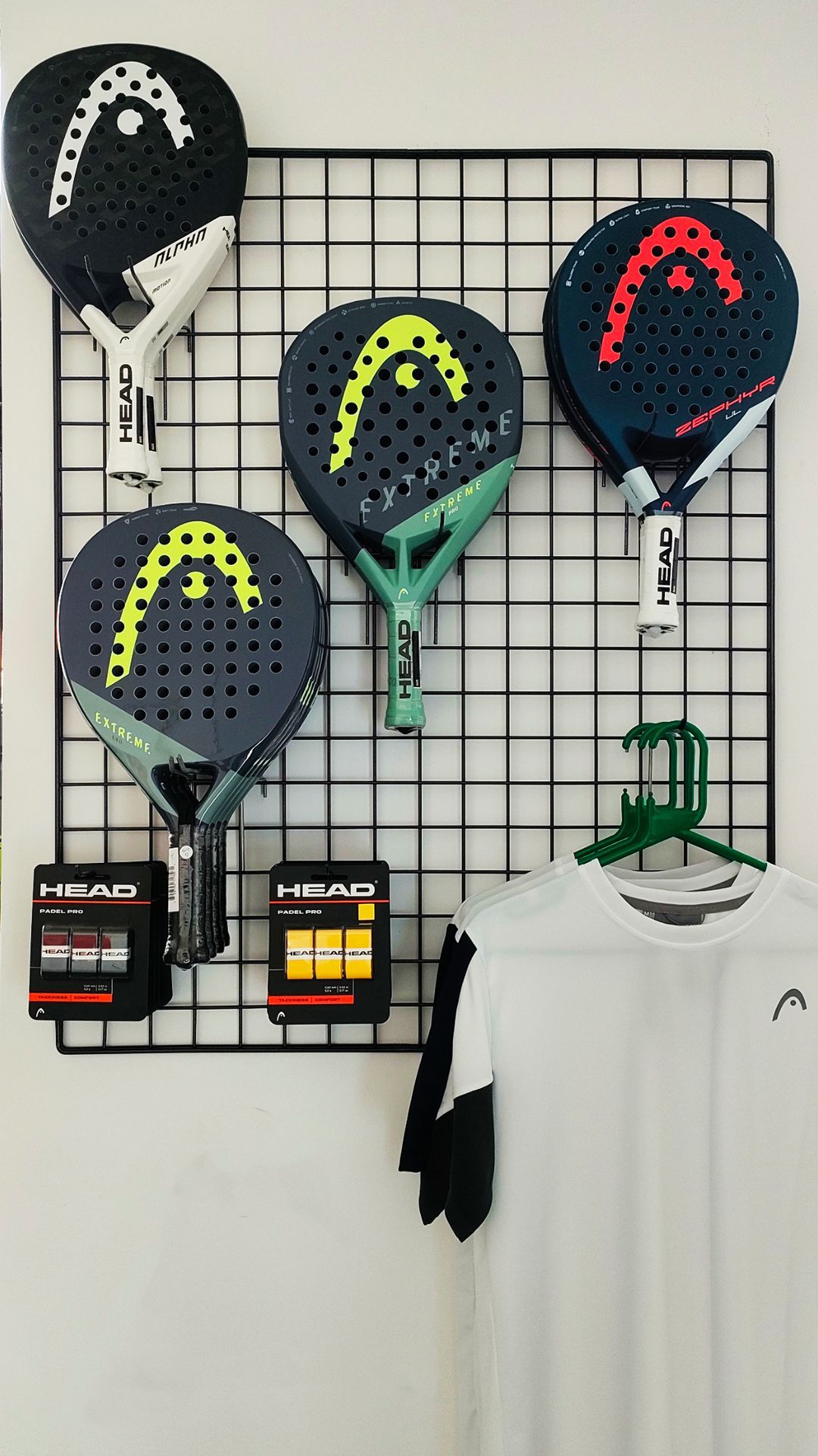 un negozio pieno di borse da golf e palline da golf .