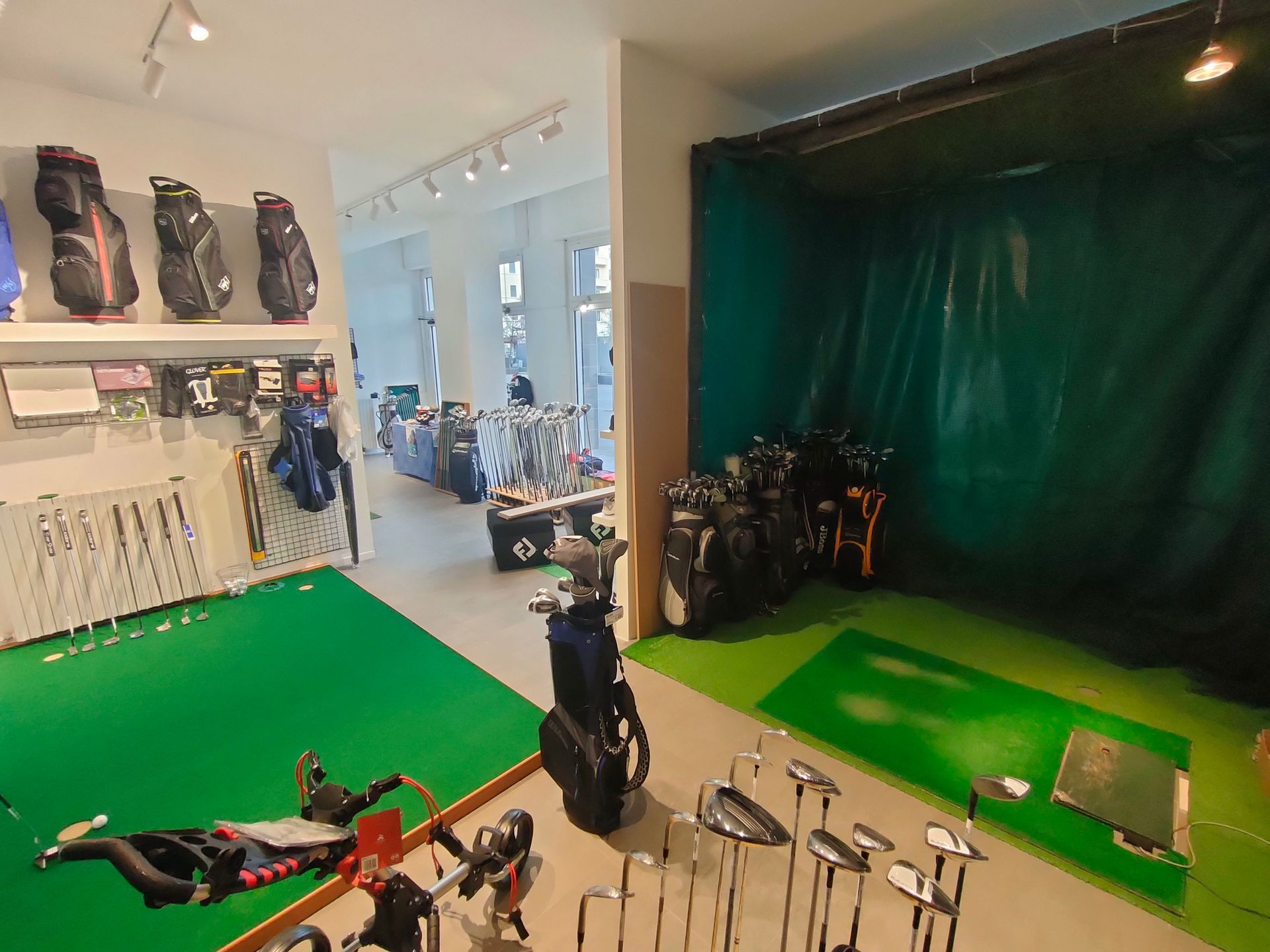 un negozio pieno di borse da golf e palline da golf .