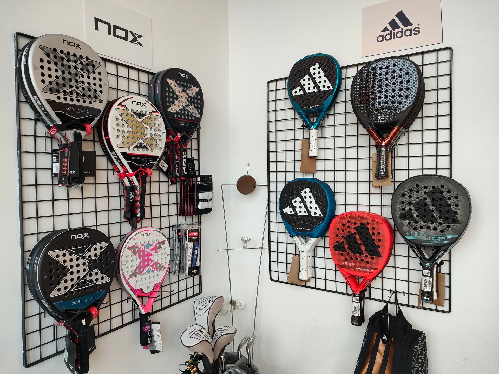 molte racchette da padel sono appese a un muro .