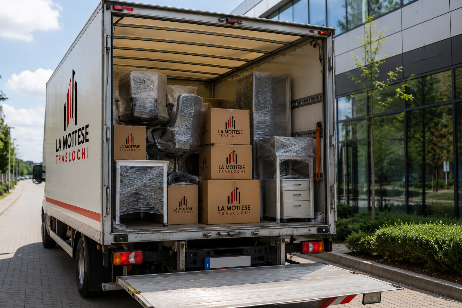 Camion carico di arredamento da ufficio