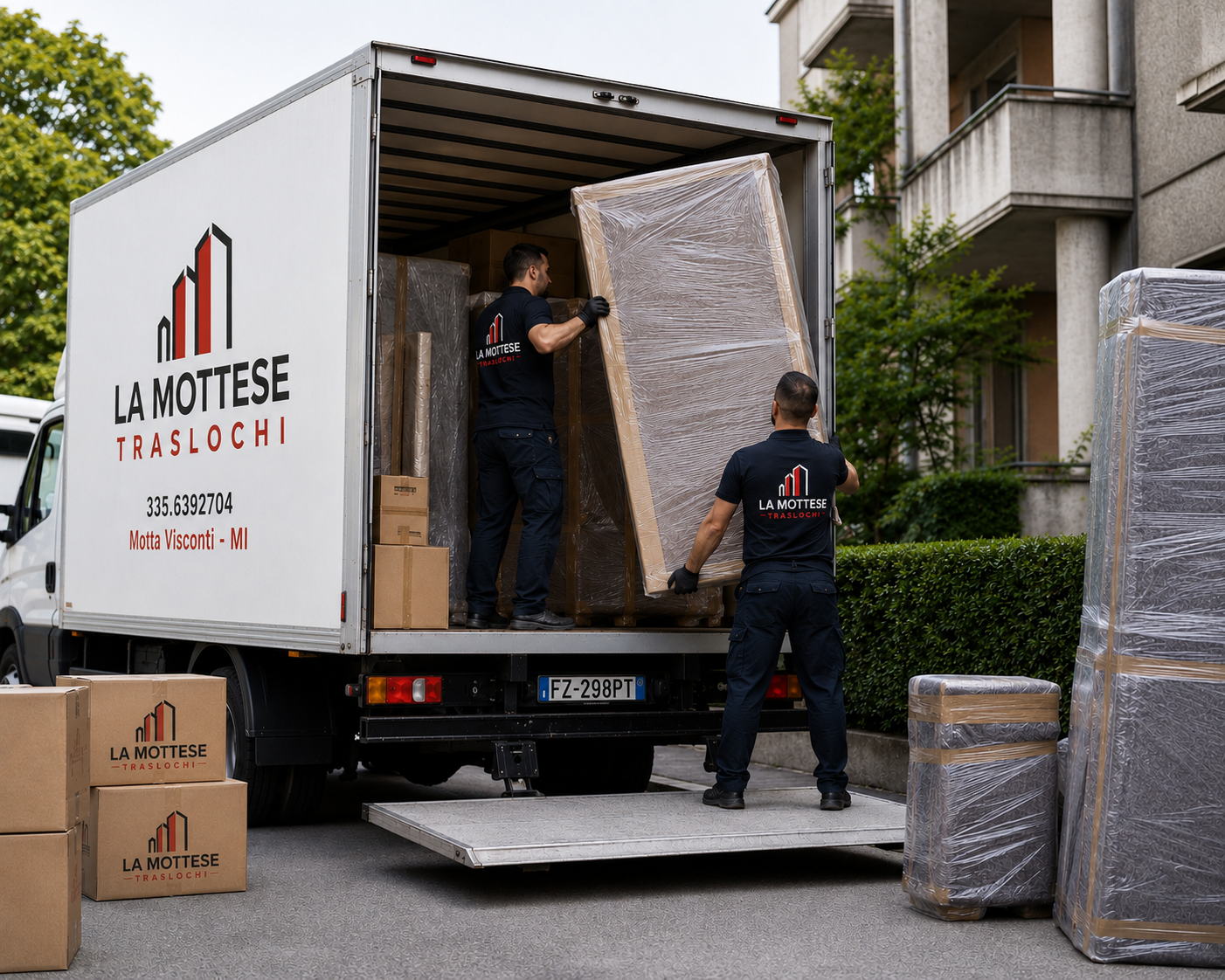 Operai caricano un camion